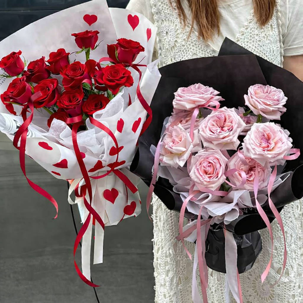 satynowa folia florystyczna w arkuszach 58x58 cm wzór serca