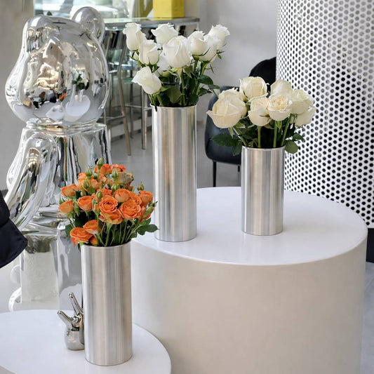 Wazon metalowy aluminiowy cylinder z kwiatami – dekoracja florystyczna